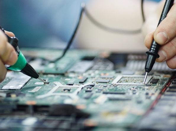 Inspection et r&eacute;paration de cartes &eacute;lectroniques pour pr&eacute;venir les d&eacute;fauts, les mesures erron&eacute;es, les chocs &eacute;lectriques et les risques d'inflammation dans la production industrielle.